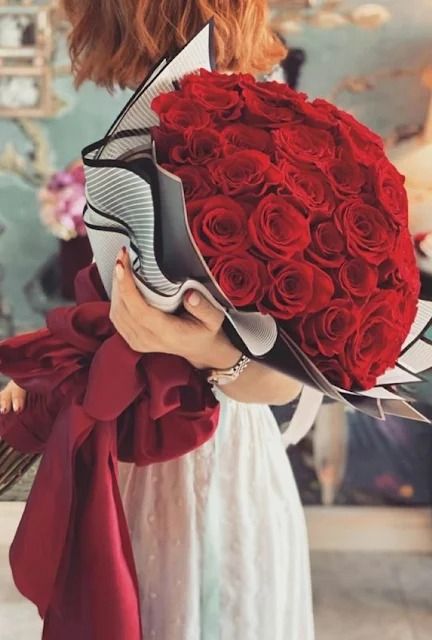 ورود حمراء في اليد